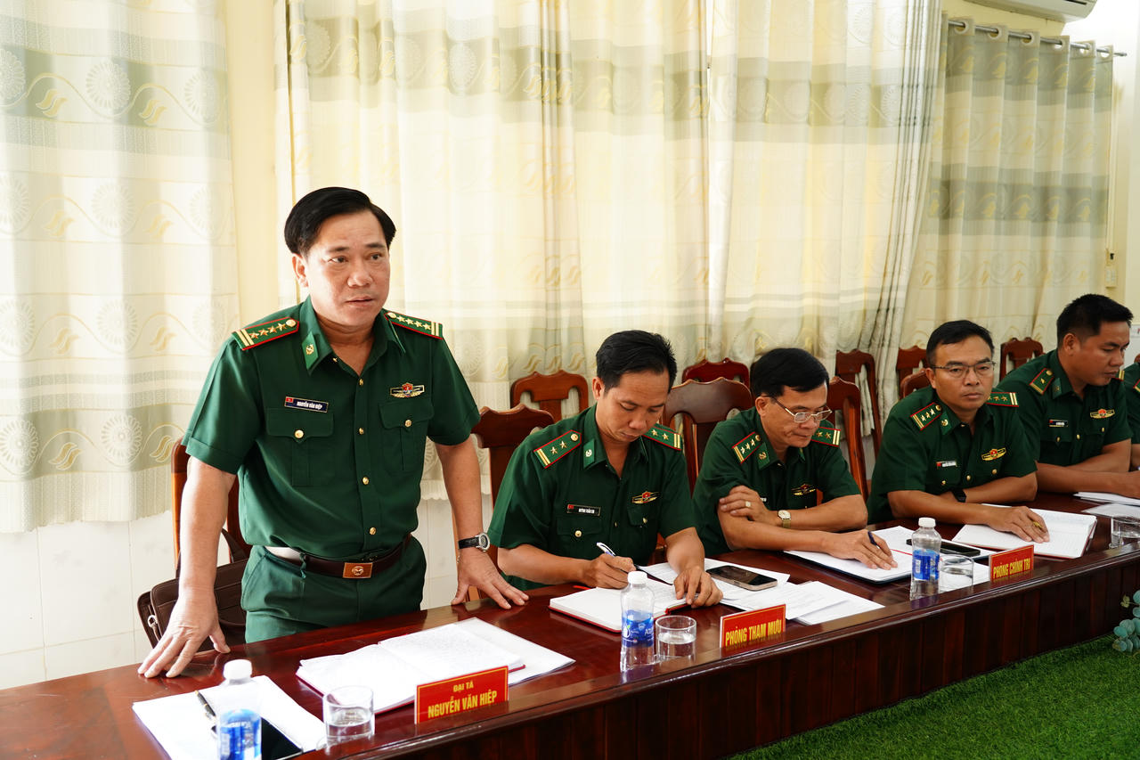 Đại tá Nguyễn Văn Hiệp - Phó Chính ủy Bộ chỉ huy quân sự tỉnh, Chính ủy Ban chỉ huy Bộ đội Biên phòng tỉnh An Giang, phát biểu tham luận tại buổi tọa đàm ở đồn Biên phòng cửa khẩu Quốc tế Hà Tiên.