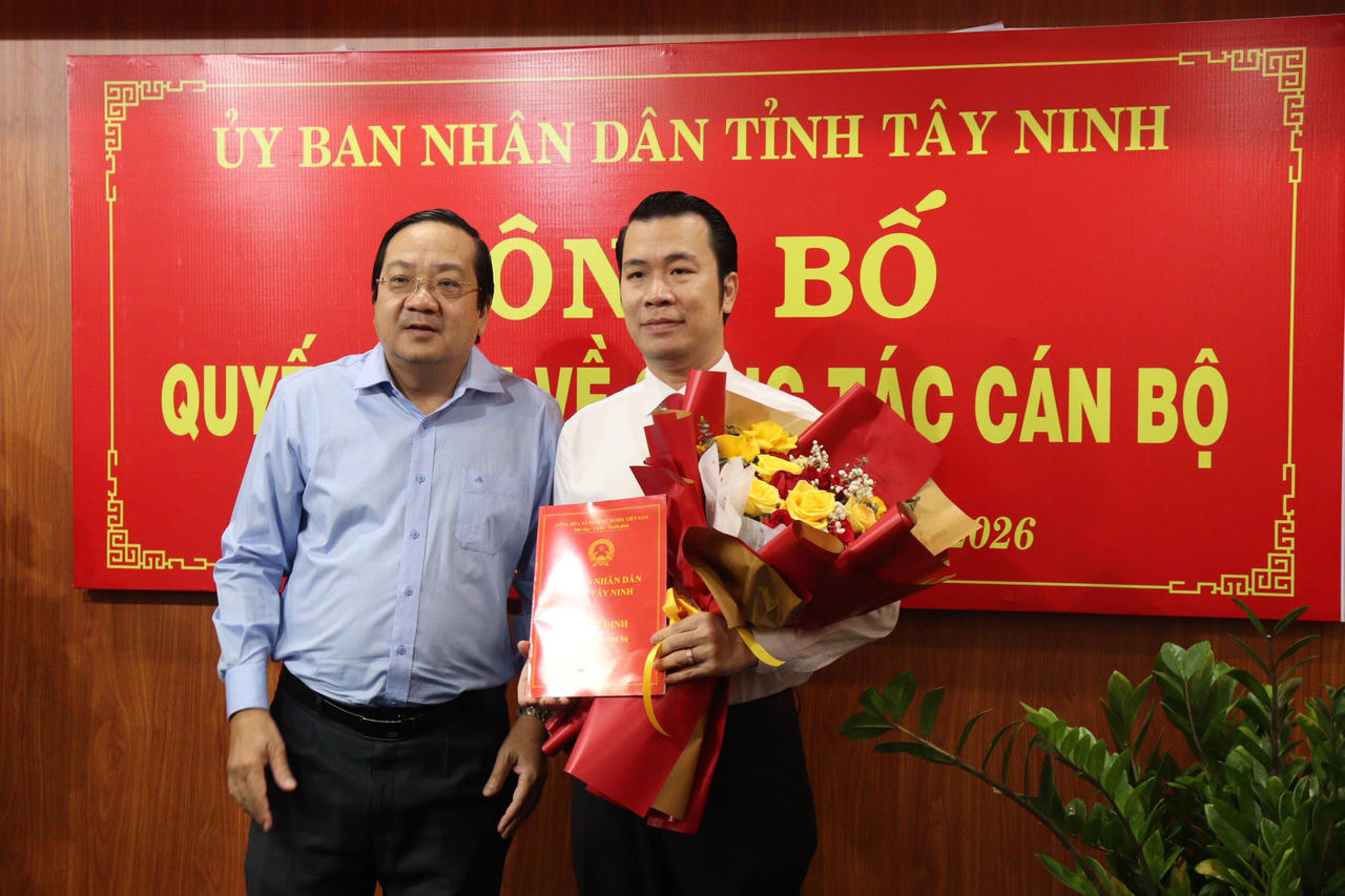 UBND tỉnh Tây Ninh trao quyết định về công tác cán bộ