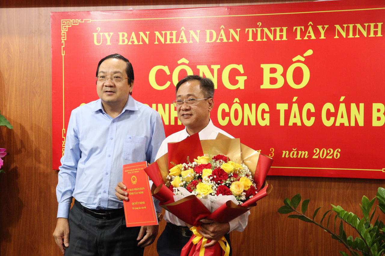 UBND tỉnh Tây Ninh trao quyết định về công tác cán bộ