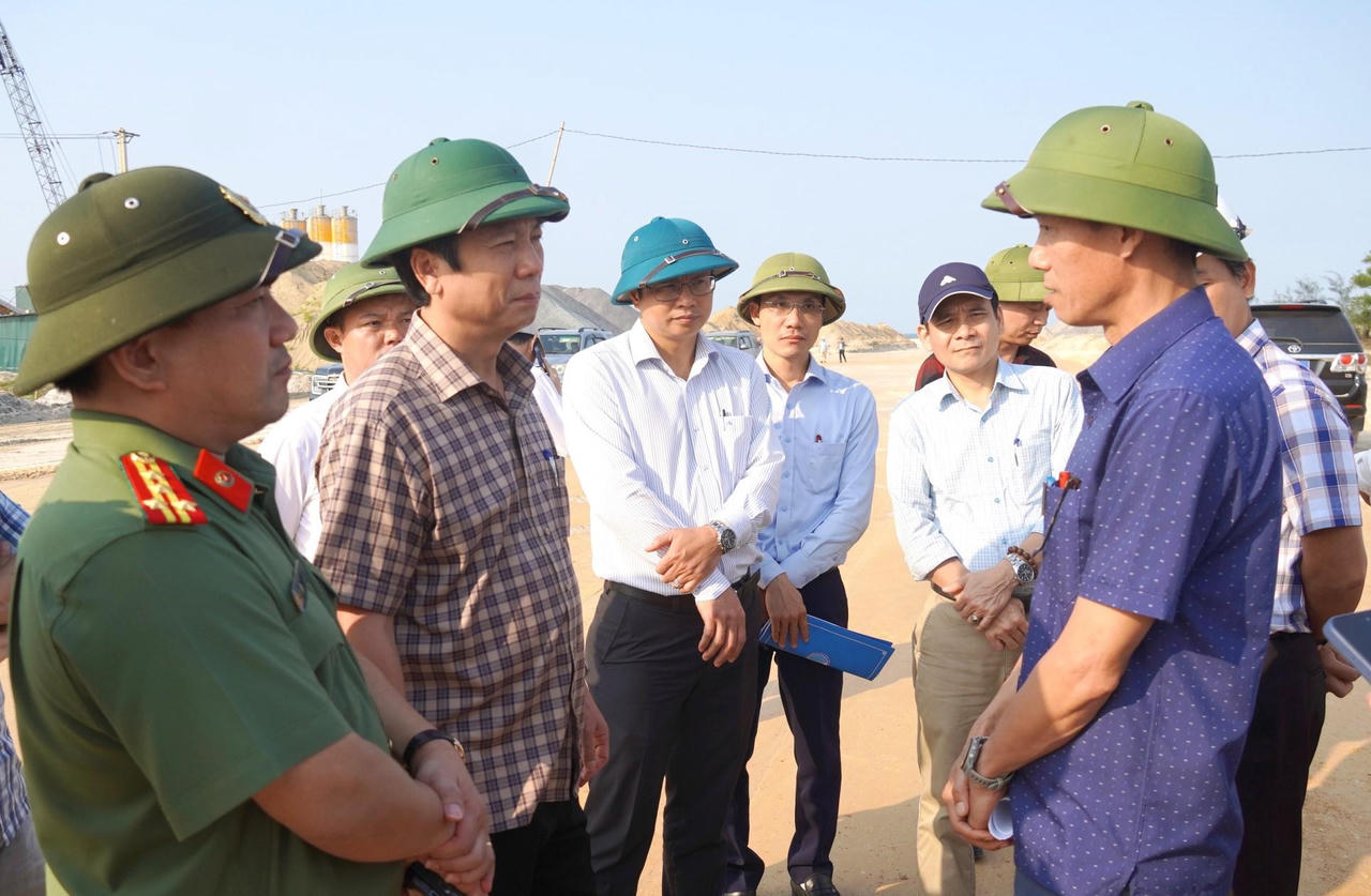 Phó Chủ tịch Thường trực UBND tỉnh Hoàng Nam chỉ đạo các giải pháp đẩy nhanh tiến độ triển khai dự án.