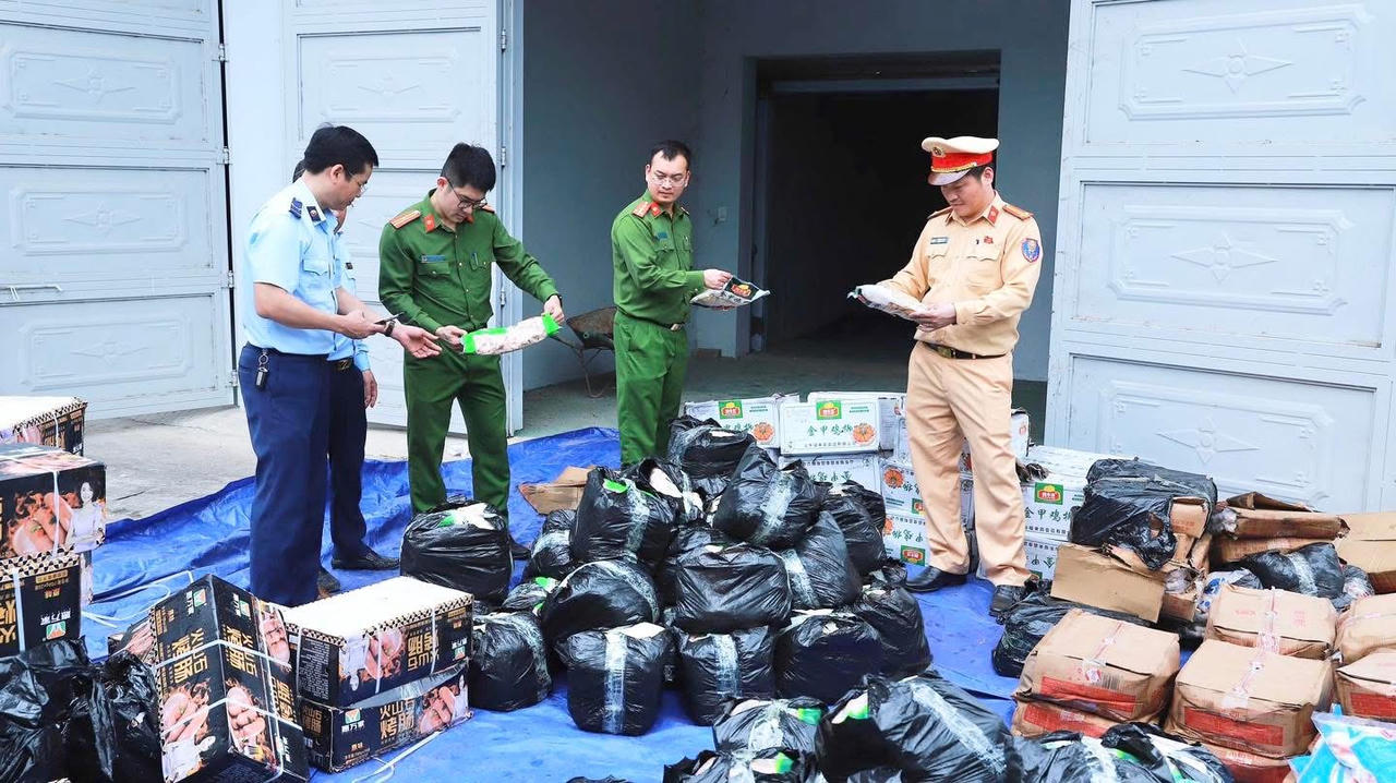 Lực lượng chức năng tỉnh Tuyên Quang kiểm tra số hàng hoá bị thu giữ. (Ảnh: CATQ)