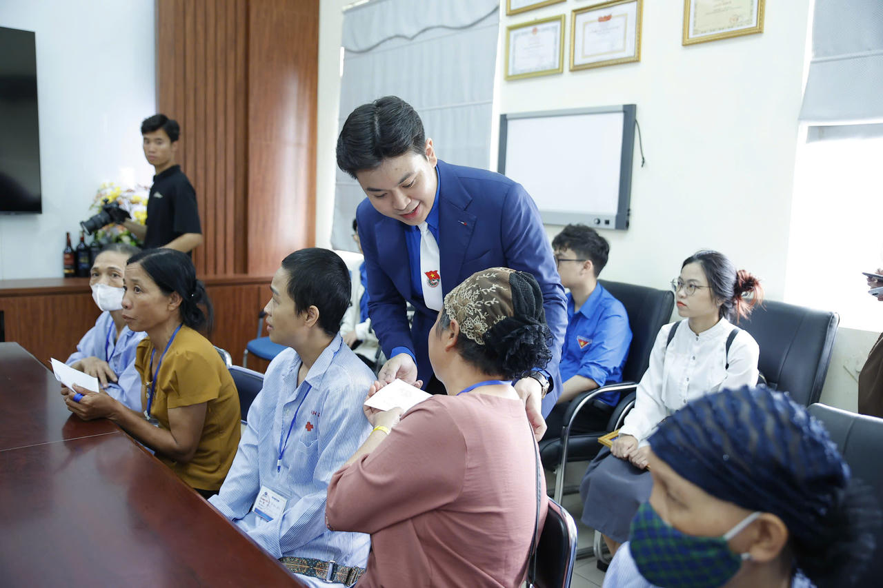 Trao yêu thương đến bệnh nhân khó khăn tại Bệnh viện K cơ sở Tân Triều