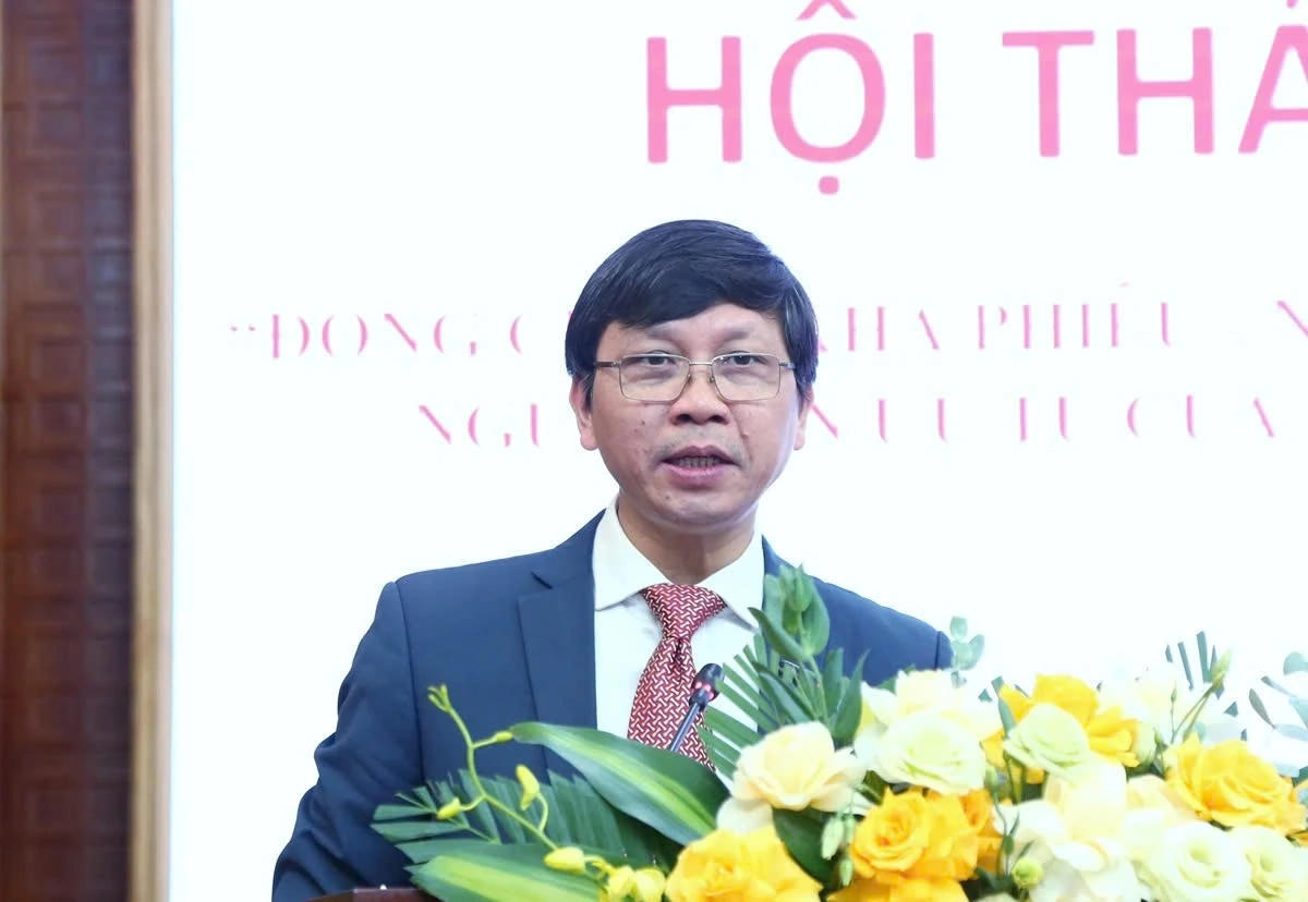 PGS.TS Lý Việt Quang - Viện trưởng Viện Hồ Chí Minh và các lãnh tụ của Đảng trình bày đề dẫn tại hội thảo.