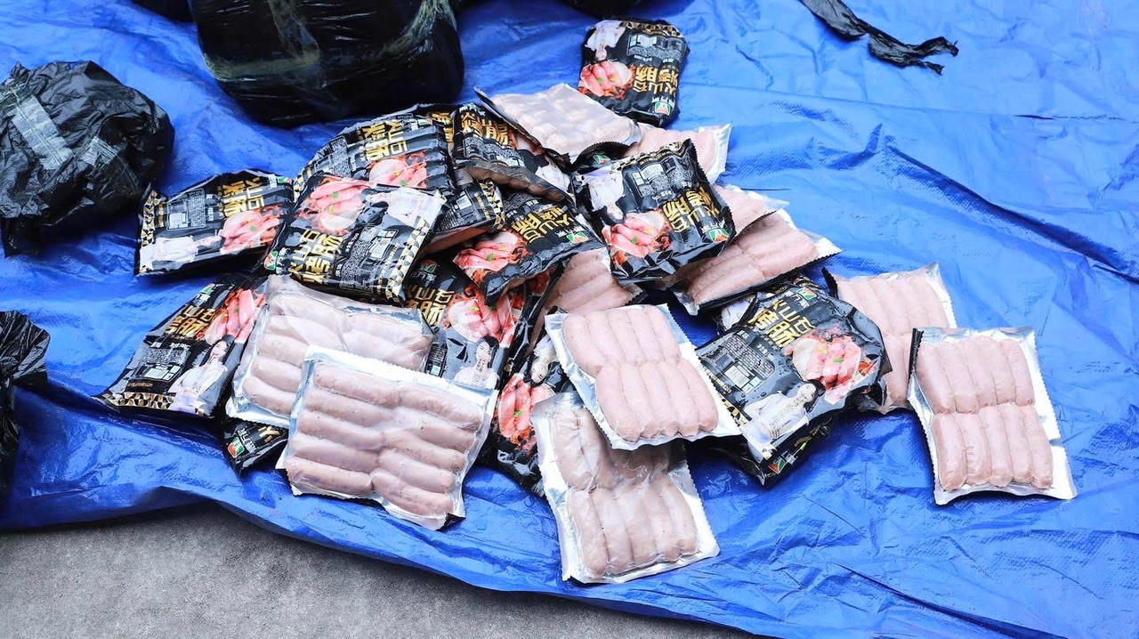 Xúc xích không rõ nguồn gốc bị thu giữ. (Ảnh: CATQ)