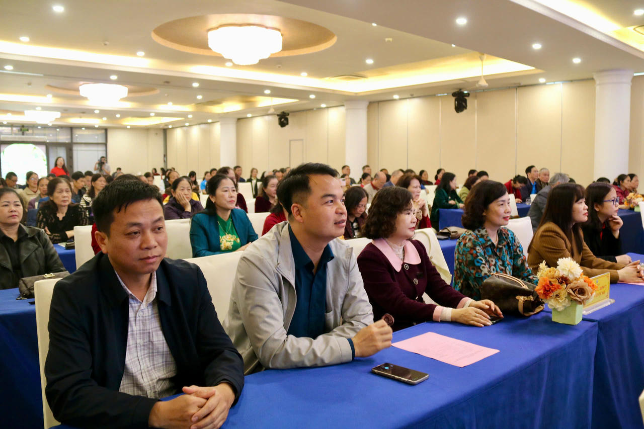 Các đại biểu lắng nghe chia sẻ của bà Lê Hải Yến về vấn đề gia đình và hạnh phúc.