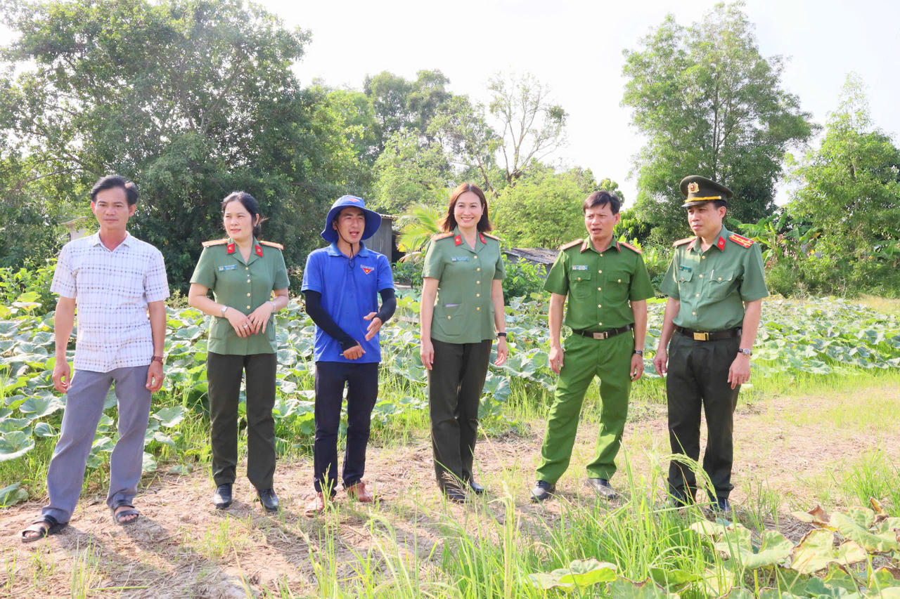 Đại tá Lê Tấn Vinh - Phó Bí thư Đảng ủy, Phó Giám đốc Công an tỉnh Cà Mau (thứ nhất từ phải sang) cùng đoàn công tác trực tiếp đến vườn thăm hỏi, động viên các hộ dân xã Khánh Bình.