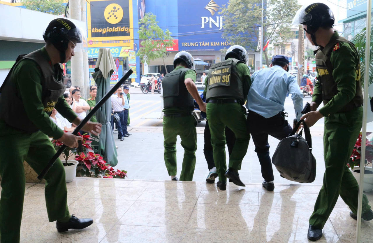 Hải Phòng diễn tập xử lý tình huống cướp ngân hàng sử dụng vũ khí nguy hiểm