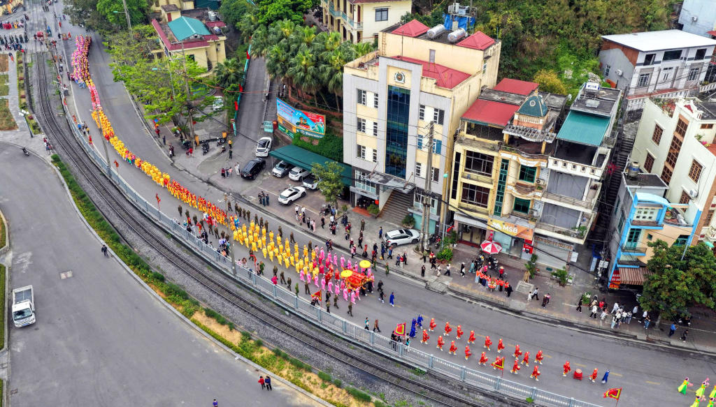 Điểm nhấn của lễ hội là diễn ra đồng thời các đoàn rước trên bộ và trên biển nhằm tái hiện sinh động không gian văn hóa vùng biển Cửa Ông.