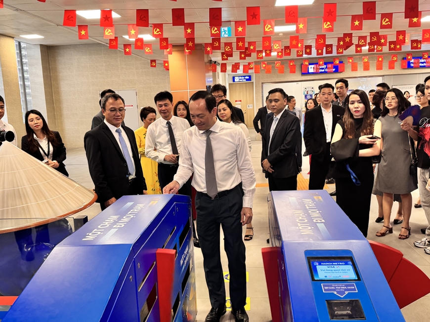 Hơn 5,7 triệu lượt hành khách sử dụng hệ thống soát vé mới của Hà Nội Metro