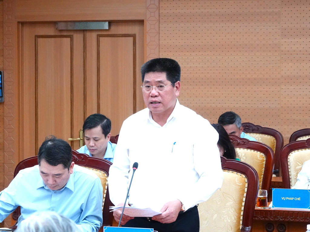 Ông Vũ Hồng Phương - Cục trưởng Cục Phát triển doanh nghiệp Nhà nước báo cáo tại Hội nghị