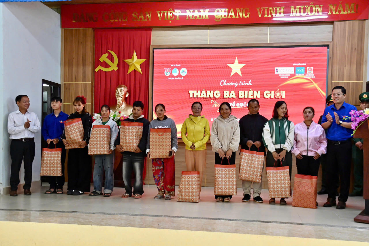 Trao quà cho bà con A Lưới.