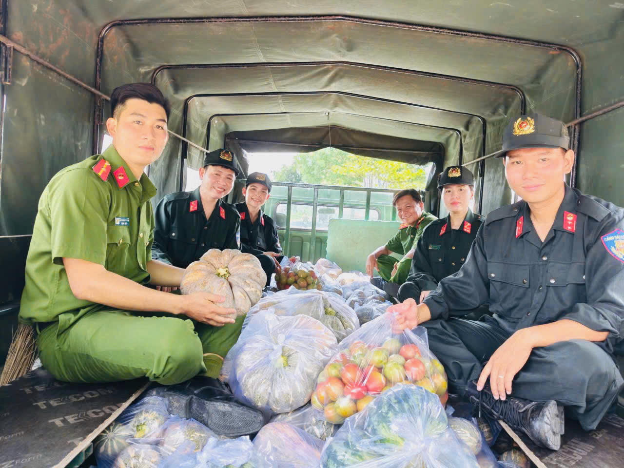Cán bộ, chiến sĩ Phòng Cảnh sát cơ động vận chuyển trên 1,3 tấn nông sản đến nơi tiêu thụ giúp bà con nông dân.