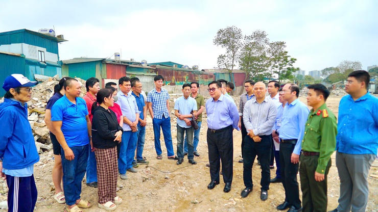 Lãnh đạo phường trực tiếp trao đổi với người dân trong khu vực dự án.