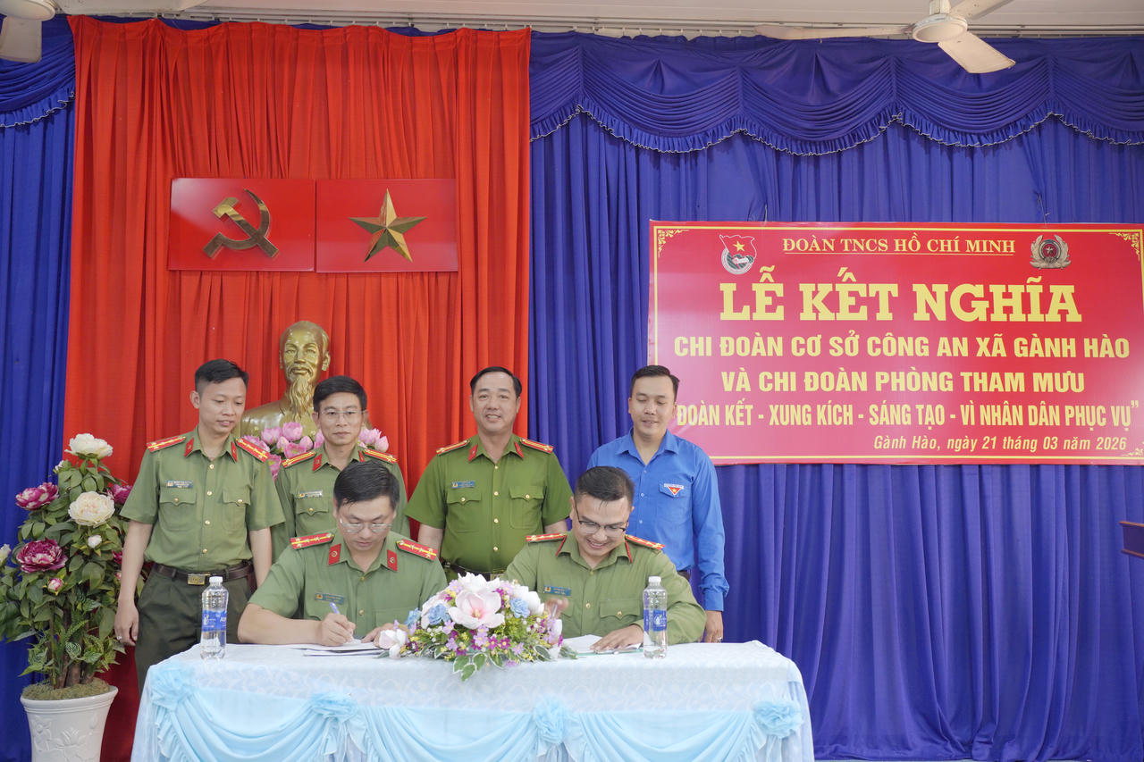 Lễ kết nghĩa giữa Chi đoàn Phòng Tham mưu và Chi đoàn Công an xã Gành Hào.