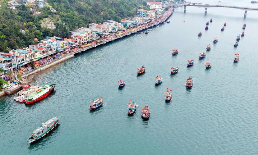 Đoàn rước trên biển với khoảng 30 thuyền, tái hiện hình ảnh Đức Ông vi hành tuần tra biển đảo, trấn giữ biên thùy, cầu cho mưa thuận gió hòa, quốc thái dân an.