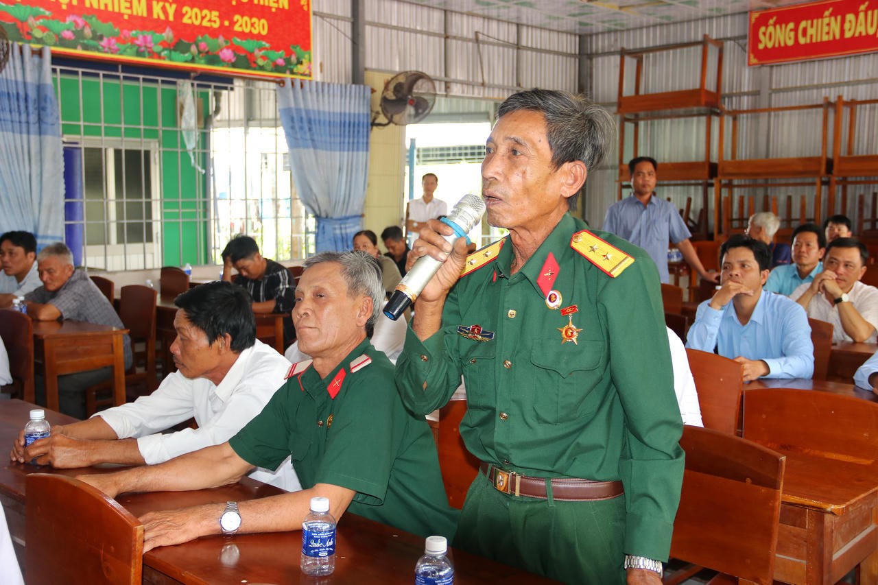 Cử tri xã Đá Bạc (tỉnh Cà Mau) gửi gắm tâm tư, nguyện vọng với Thứ trưởng Phan Chí Hiếu.