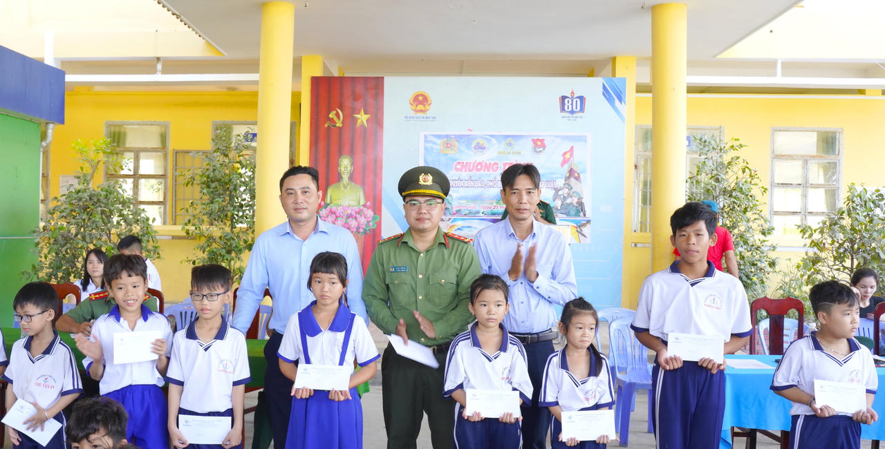 Chi đoàn Công an xã Gành Hào tuyên truyền pháp luật, trao tặng quà cho học sinh tại Trường Tiểu học Chu Văn An (ấp 1, xã Gành Hào).