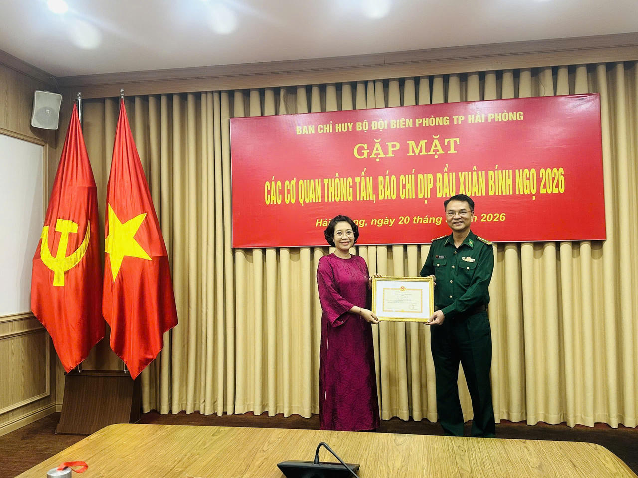 Nhà báo Phạm Thị Thu Hằng – Trưởng Văn phòng Đại diện Báo Pháp luật Việt Nam tại Hải Phòng nhận Giấy khen