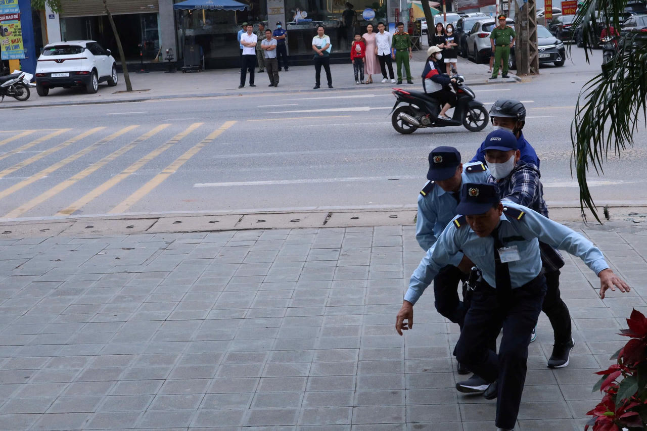 Hải Phòng diễn tập xử lý tình huống cướp ngân hàng sử dụng vũ khí nguy hiểm