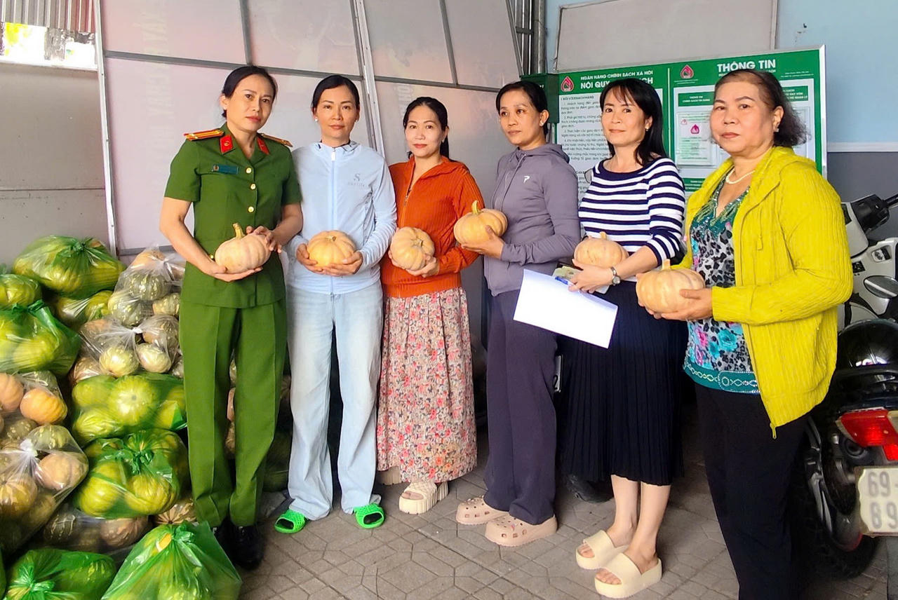 Hội Phụ nữ Công an phường Lý Văn Lâm tích cực kêu gọi, hỗ trợ tiêu thụ 500 kg nông sản tồn đọng cho bà con xã Khánh Bình.