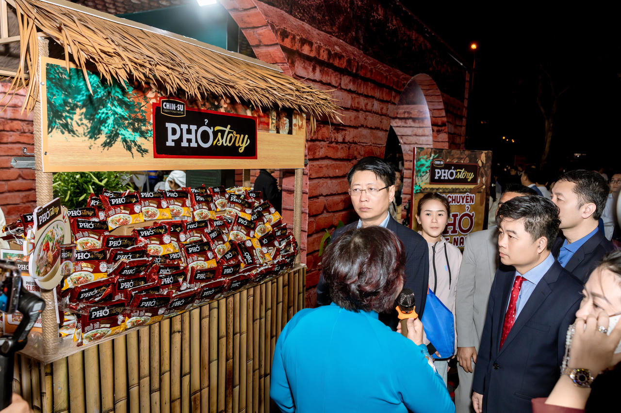 Nhiều quan khách đến tham quan các gian hàng phở.