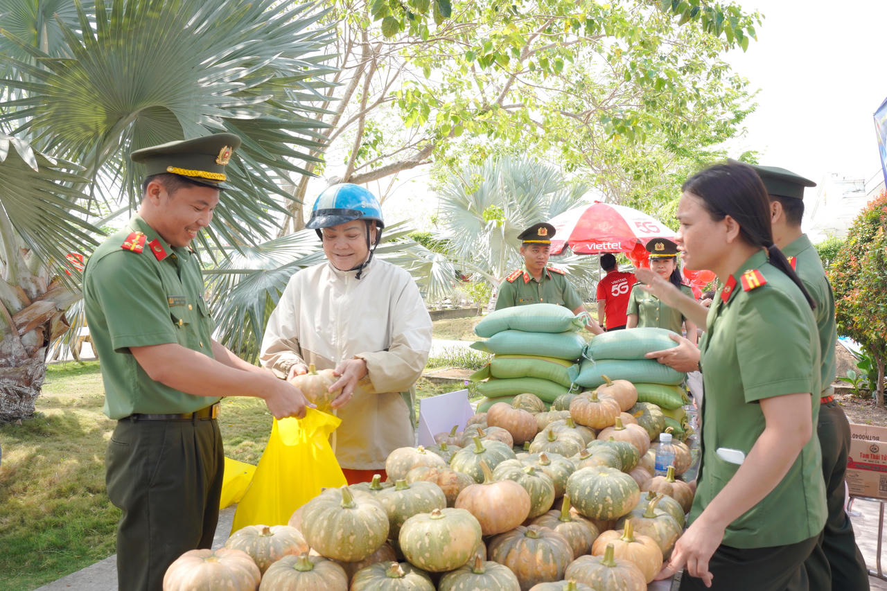 Người dân lựa chọn nhu yếu phẩm tại “Gian hàng 0 đồng”.