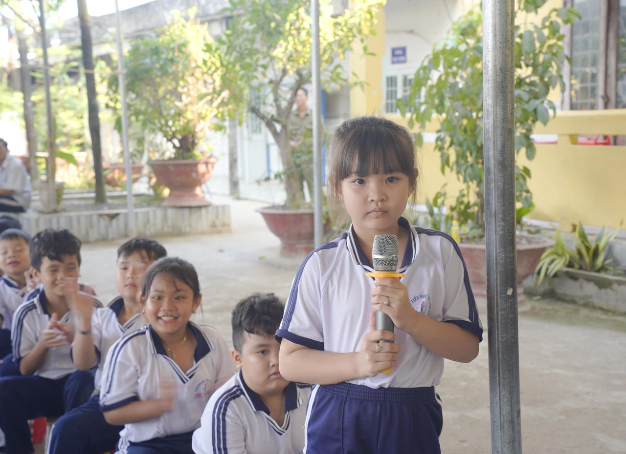 Học sinh Trường Tiểu học Chu Văn An hào hứng tham gia trả lời câu hỏi trong buổi tuyên truyền pháp luật.