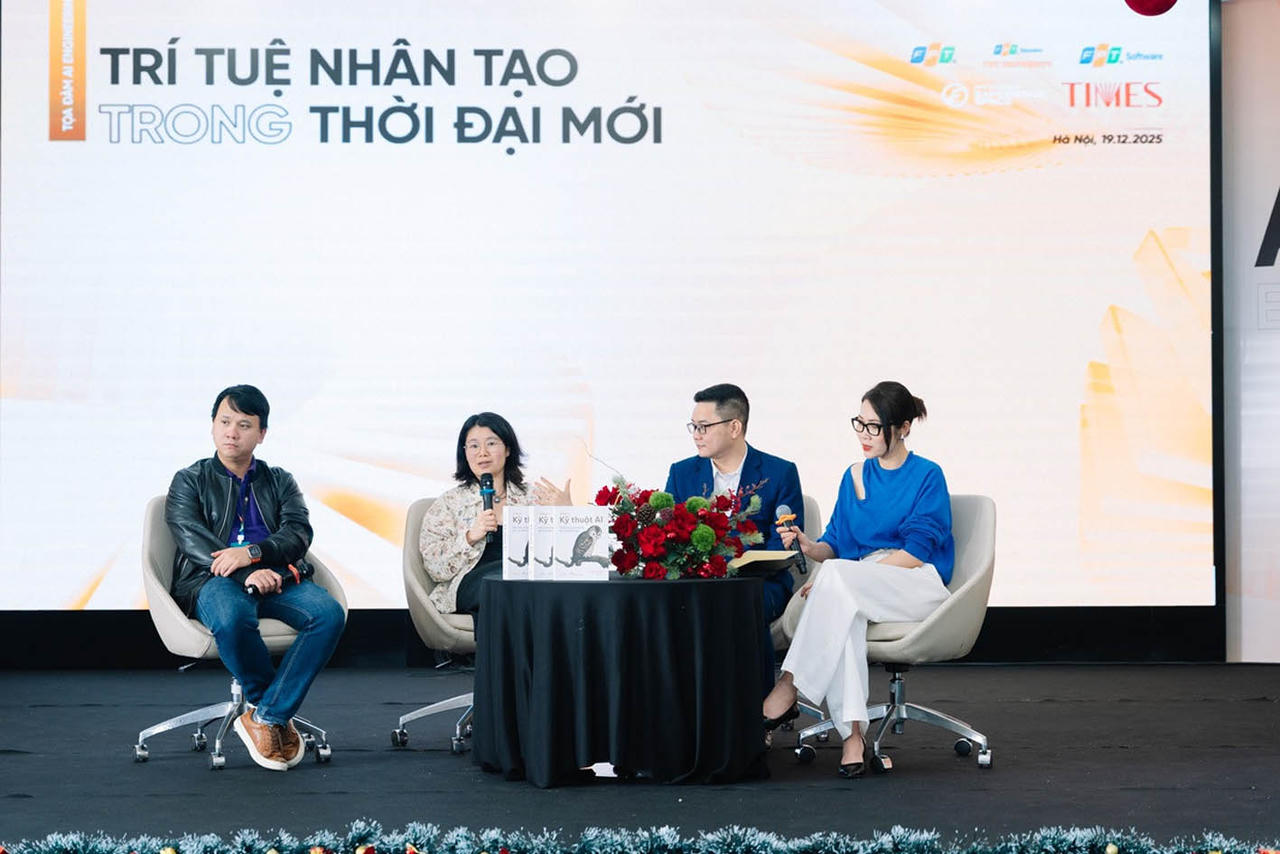 Huyền Chip và các diễn giả tại buổi ra mắt sách về AI. (Ảnh trong bài: NN)