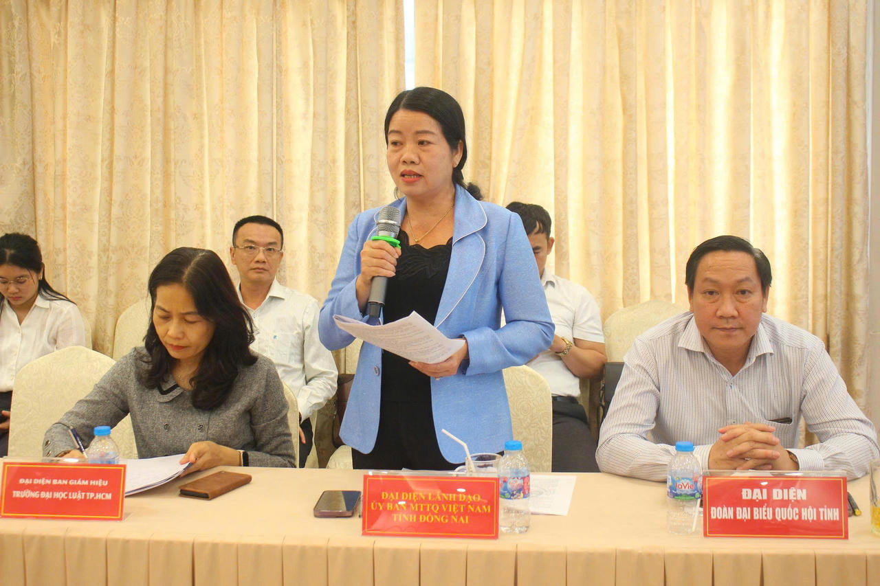 Bà Lưu Thị Hà - Phó Chủ tịch Ủy ban MTTQ Việt Nam tỉnh Đồng Nai phát biểu tại hội nghị.