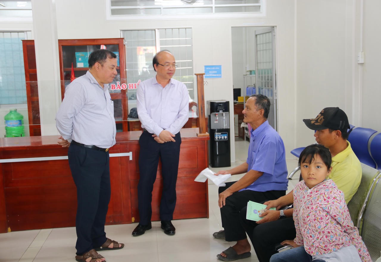 Thứ trưởng Bộ Tư pháp Phan Chí Hiếu khảo sát thực tế công tác tiếp nhận, giải quyết thủ tục hành chính tại xã Lương Thế Trân (Cà Mau)