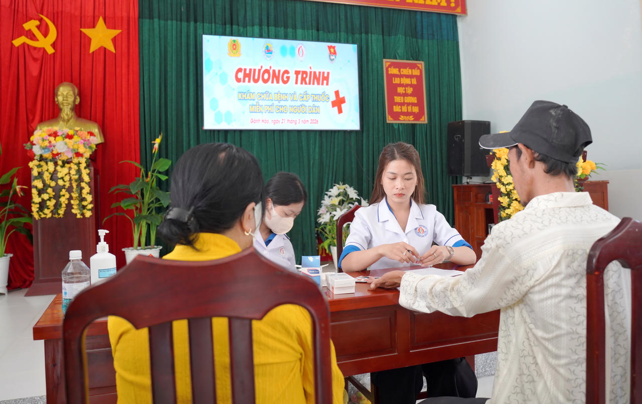 Người dân được đội ngũ y, bác sĩ khám bệnh, tư vấn sức khỏe miễn phí.