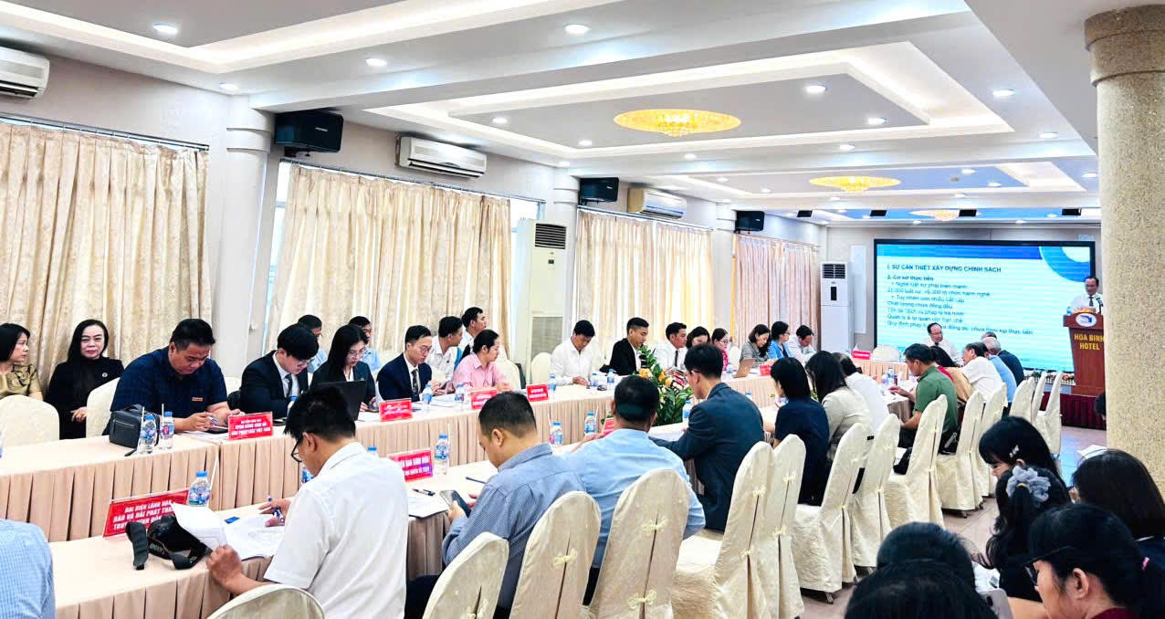Hội nghị có sự tham gia của đông đảo luật sư, chuyên gia và đại diện doanh nghiệp.