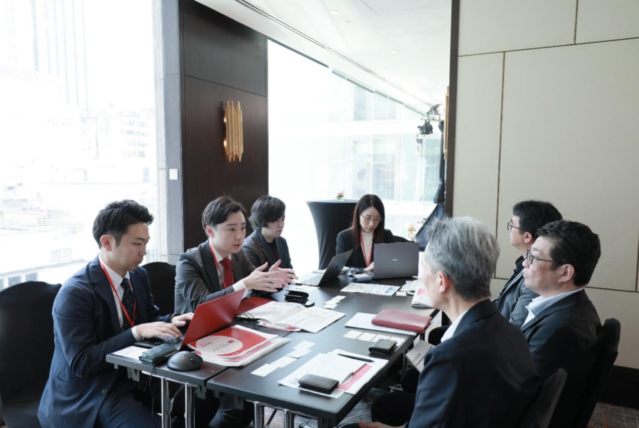 Các đối tác tư vấn tại sự kiện.