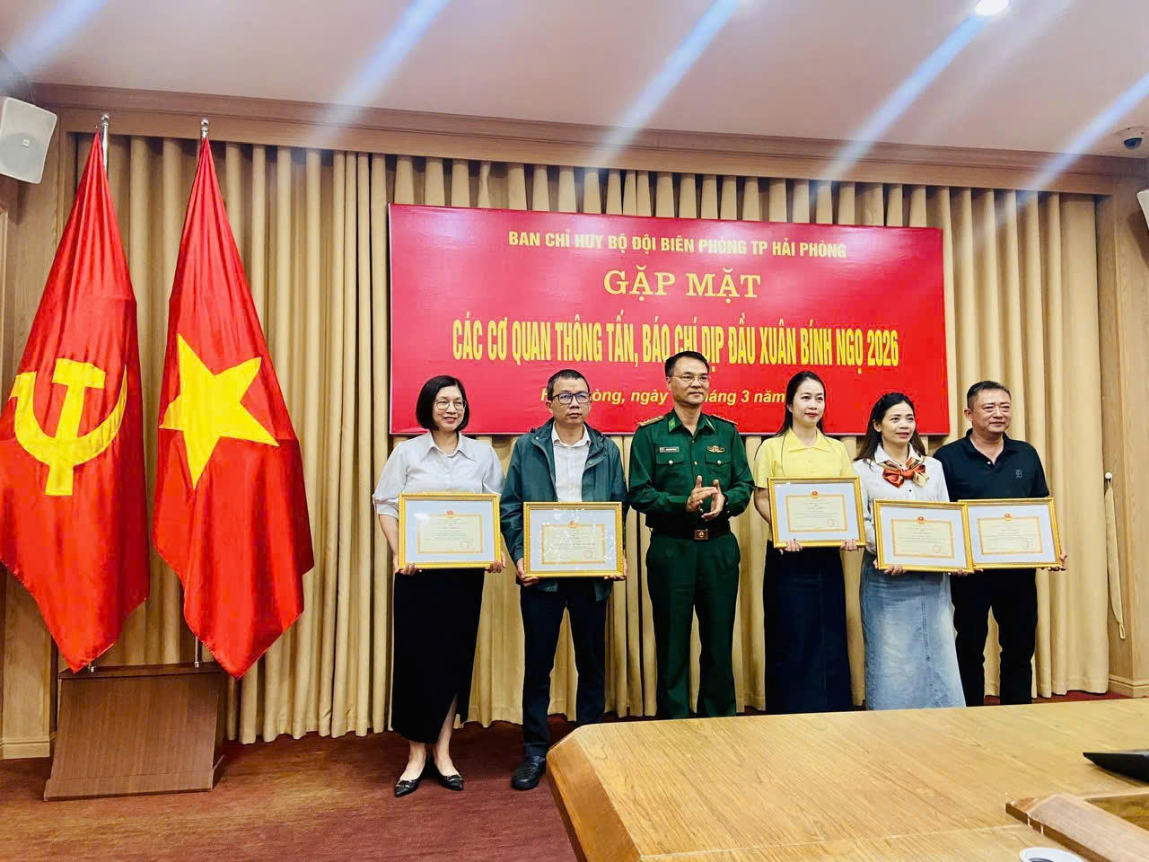 Các cá nhân đã có thành tích trong công tác tuyên truyền được biểu dương nhận Giấy khen