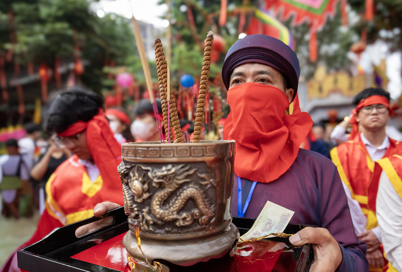 Khoảnh khắc linh thiêng trong lễ dâng hương, gắn kết truyền thống và tâm linh