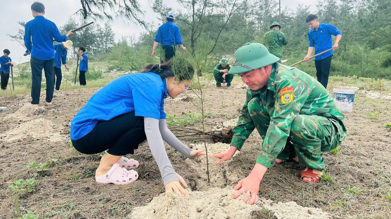 Tuổi trẻ Đồn Biên phòng Ngư Thủy phối hợp Đoàn Thanh niên xã Cam Hồng trồng cây xanh, góp phần bảo vệ môi trường biển.