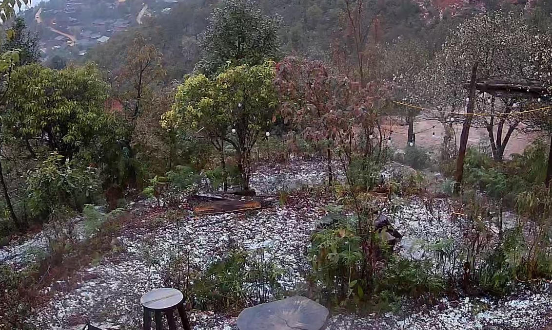 Hình ảnh mưa đá xảy ra tại bản Nậm Nghẹp, xã Ngọc Chiến, tỉnh Sơn La. (Ảnh: CTV)