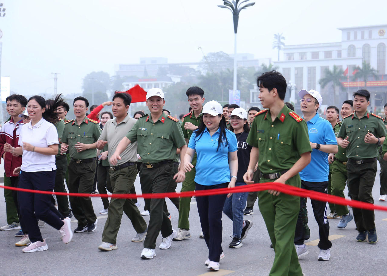 Các đại biểu, vận động viên và đông đảo Nhân dân đã tham gia chạy hưởng ứng Ngày chạy Olympic vì sức khỏe toàn dân.