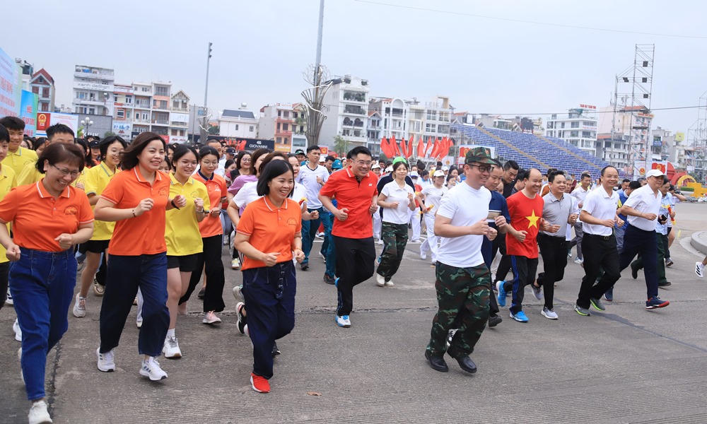  Hoạt động thể hiện tinh thần đoàn kết, tích cực rèn luyện sức khỏe theo gương Chủ tịch Hồ Chí Minh.