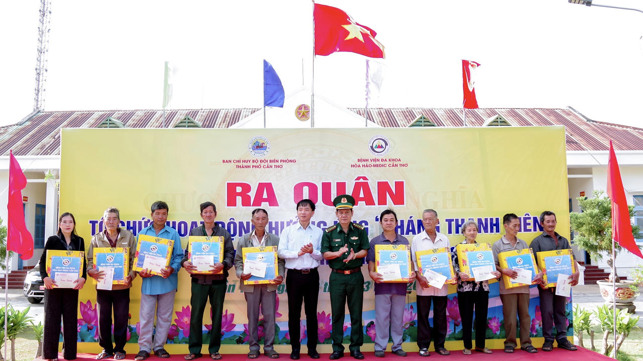 Lãnh đạo BĐBP TP Cần Thơ và Bệnh viện Đa khoa Hòa Hảo - Medic Cần Thơ tặng quà cho các hộ gia đình chính sách.