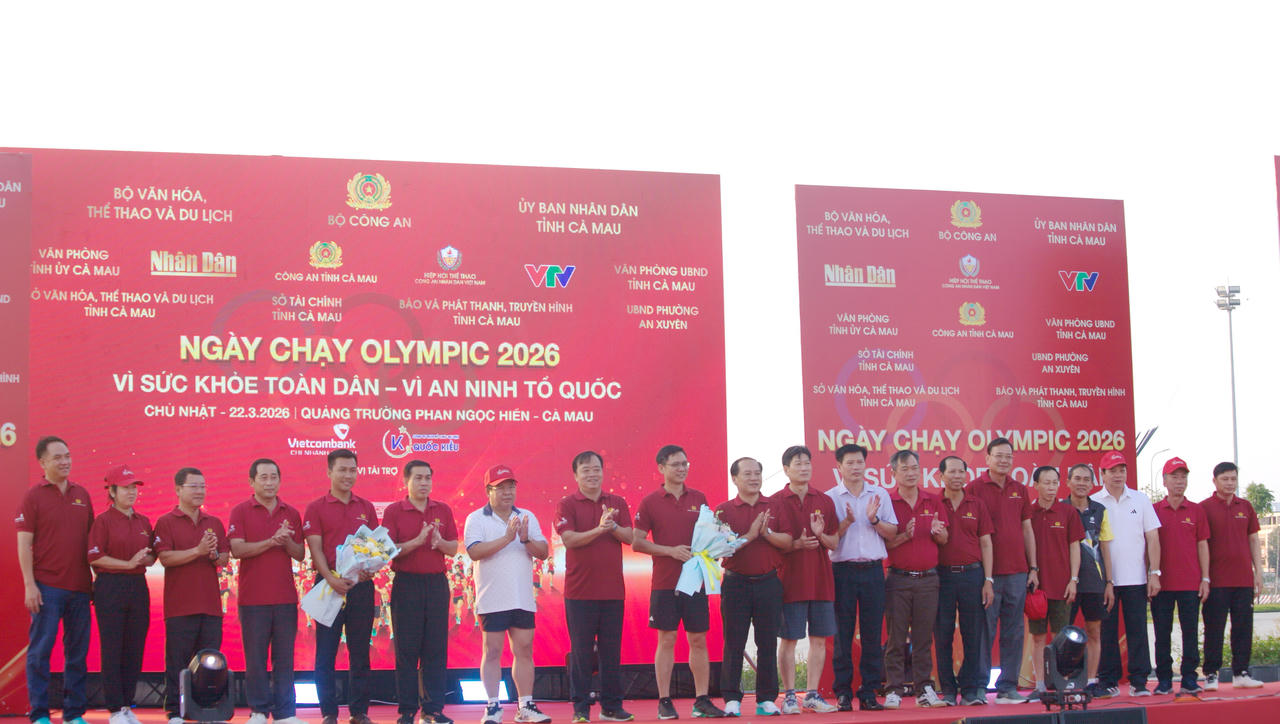 Ông Huỳnh Quốc Việt - Phó Bí thư Thường trực Tỉnh ủy Cà Mau tặng hoa cảm ơn nhà tài trợ; đồng thời cùng ông Nguyễn Minh Luân - Ủy viên BTV Tỉnh ủy, Phó Chủ tịch UBND tỉnh Cà Mau chụp ảnh lưu niệm với nhà tài trợ và đại biểu.