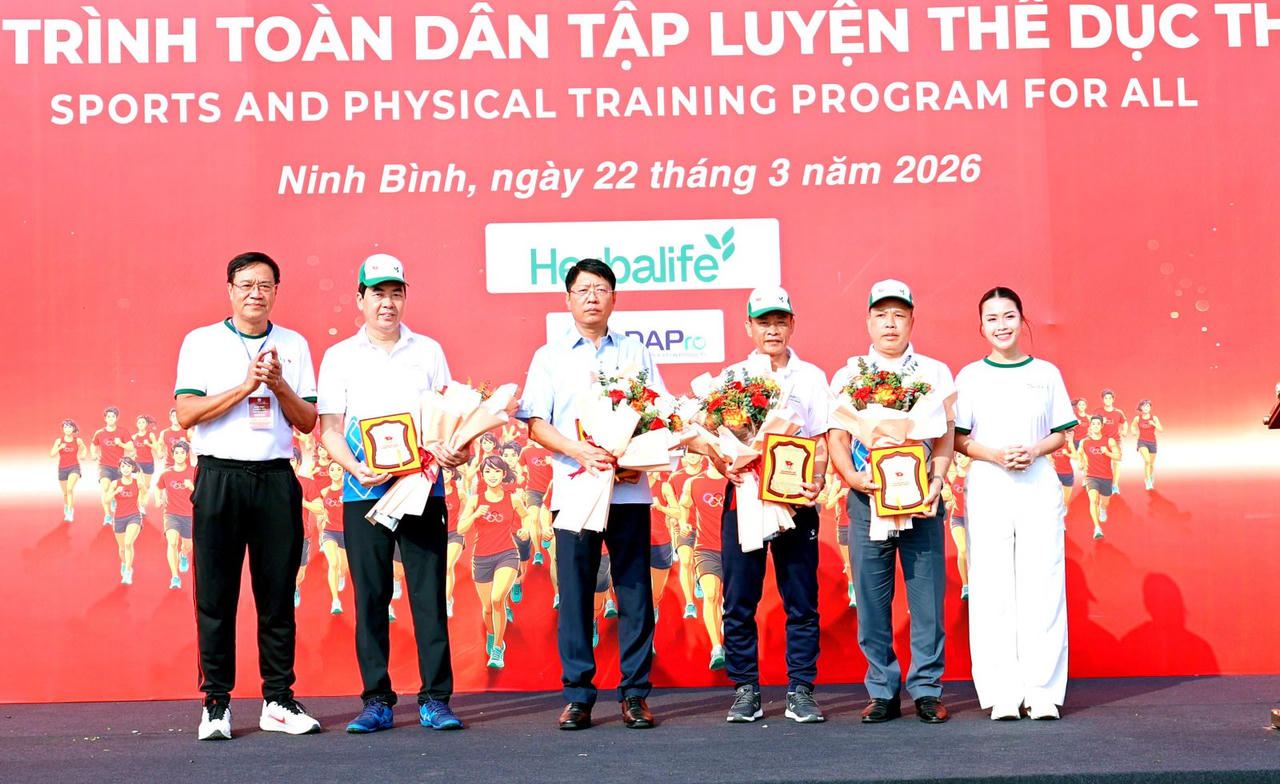 Đại diện Ủy ban Olympic Việt Nam trao Kỷ niệm chương cho các cá nhân có nhiều đóng góp trong phong trào thể dục thể thao của tỉnh Ninh Bình.