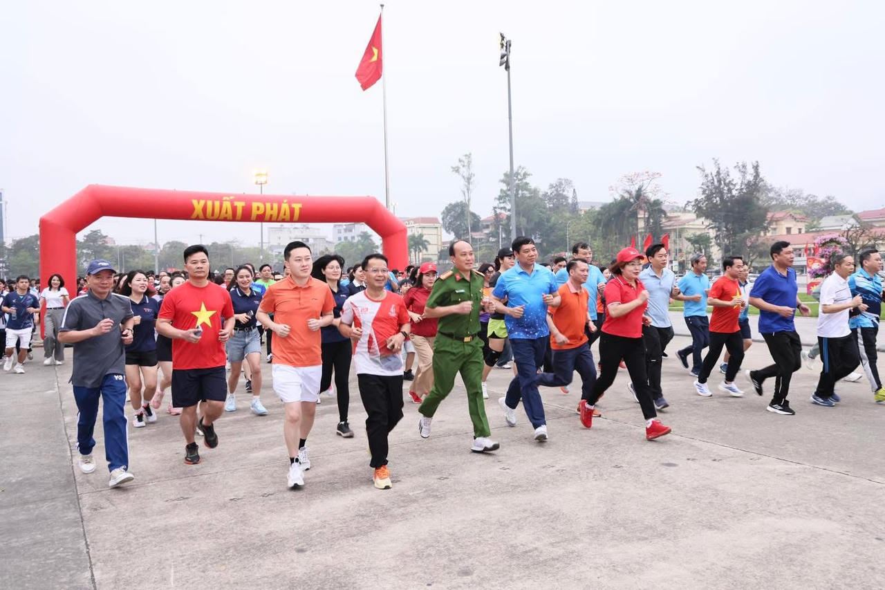 Các đại biểu, Nhân dân tham gia chạy đồng hành cự ly 1km tại khu vực Quảng trường Nguyễn Tất Thành. (Ảnh: PV)