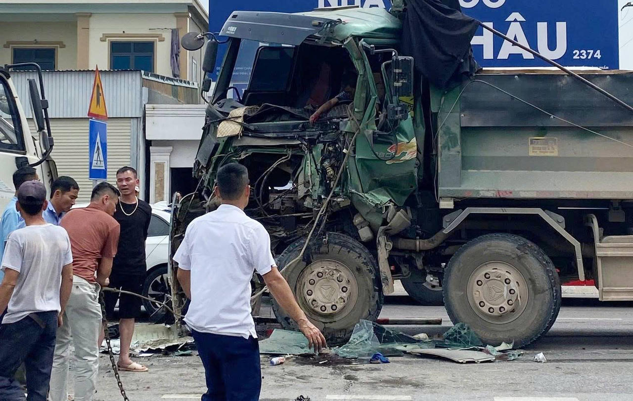 Tai nạn giao thông liên hoàn khiến một tài xế tử vong, ba ô tô hư hỏng nặng