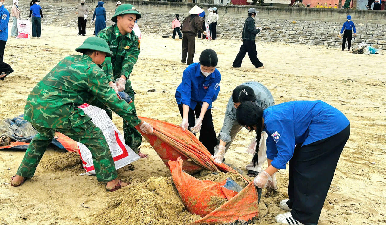 Chi đoàn Đồn Biên phòng Roòn phối hợp với các đơn vị liên quan tổ chức thu gom xử lý rác thải và vệ sinh bãi biển.