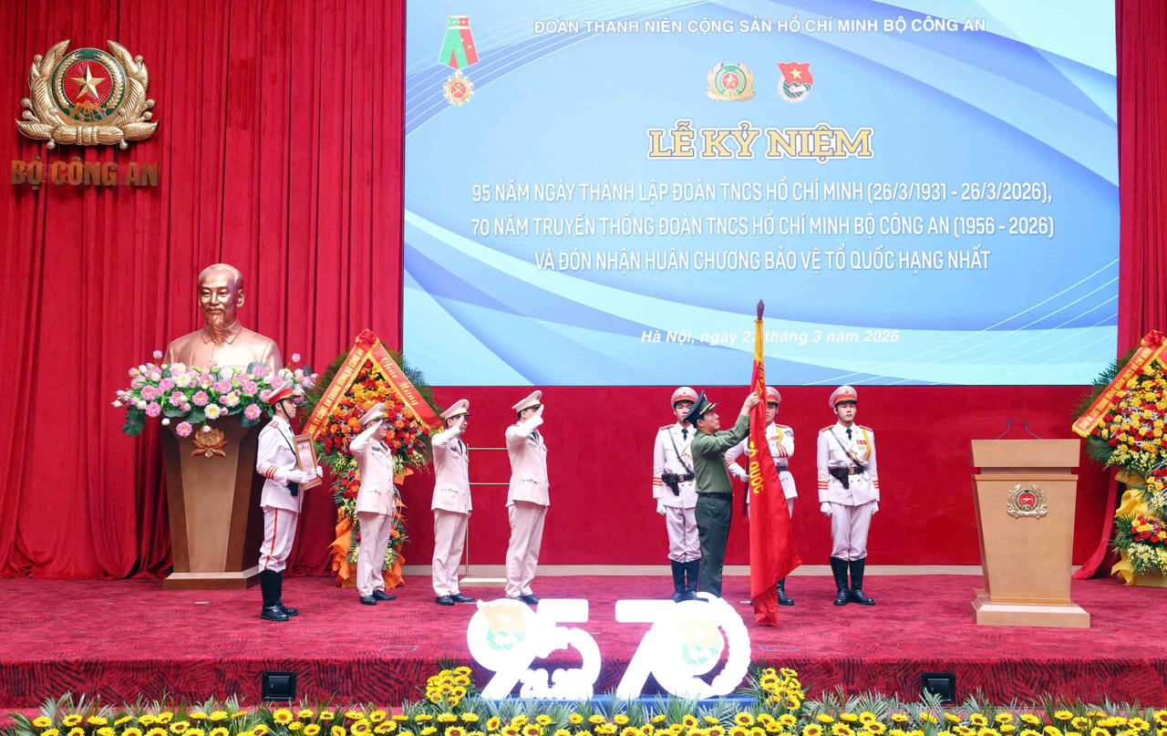 Bộ trưởng Lương Tam Quang gắn Huân chương lên lá cờ truyền thống của Đoàn Thanh niên Bộ Công an.