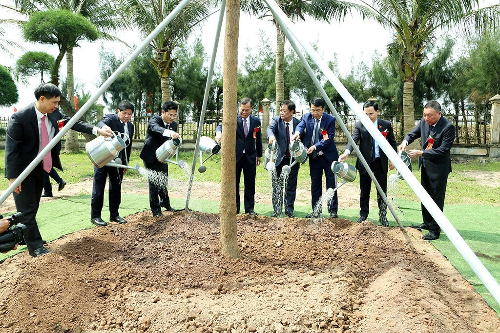 Các đại biểu trồng cây lưu niệm tại khu vực trụ sở Ban Quản lý Vườn Quốc gia Xuân Thủy. (Ảnh: Văn Đại)