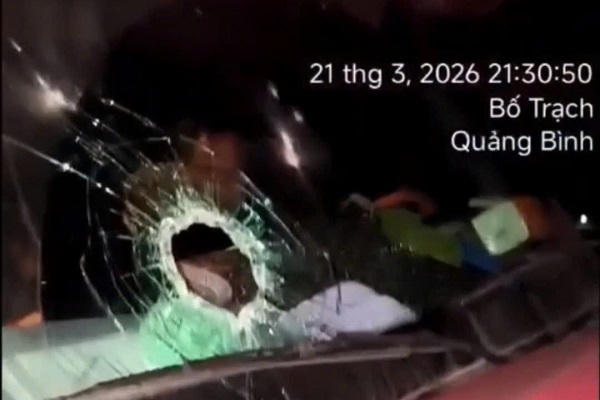 Nhiều xe vỡ kính trong đêm trên cao tốc qua Quảng Trị