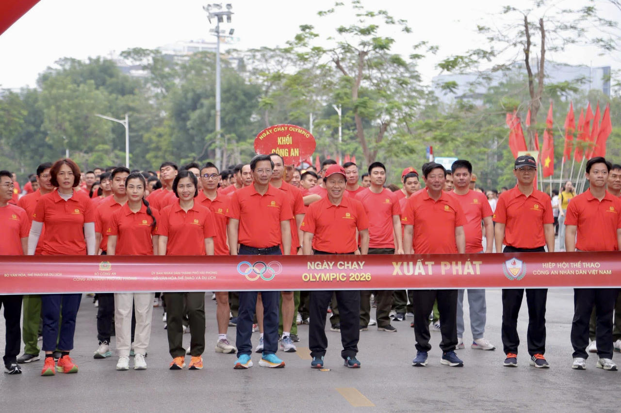 Các đại biểu tham gia đường chạy ngay sau lễ khai mạc Ngày chạy Olympic “Vì sức khỏe toàn dân - Vì an ninh Tổ quốc”.