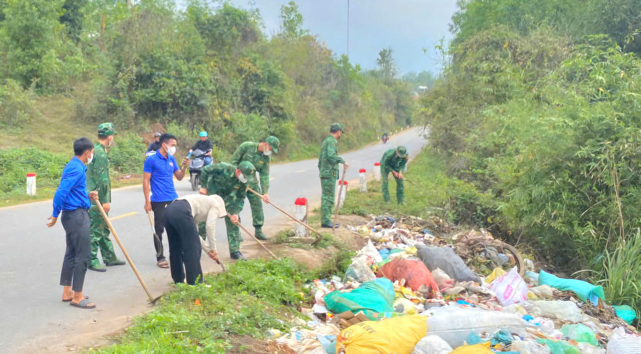Chi đoàn Đồn Biên phòng Ba Tầng tổng dọn vệ sinh thu gom rác thải trên địa bàn.